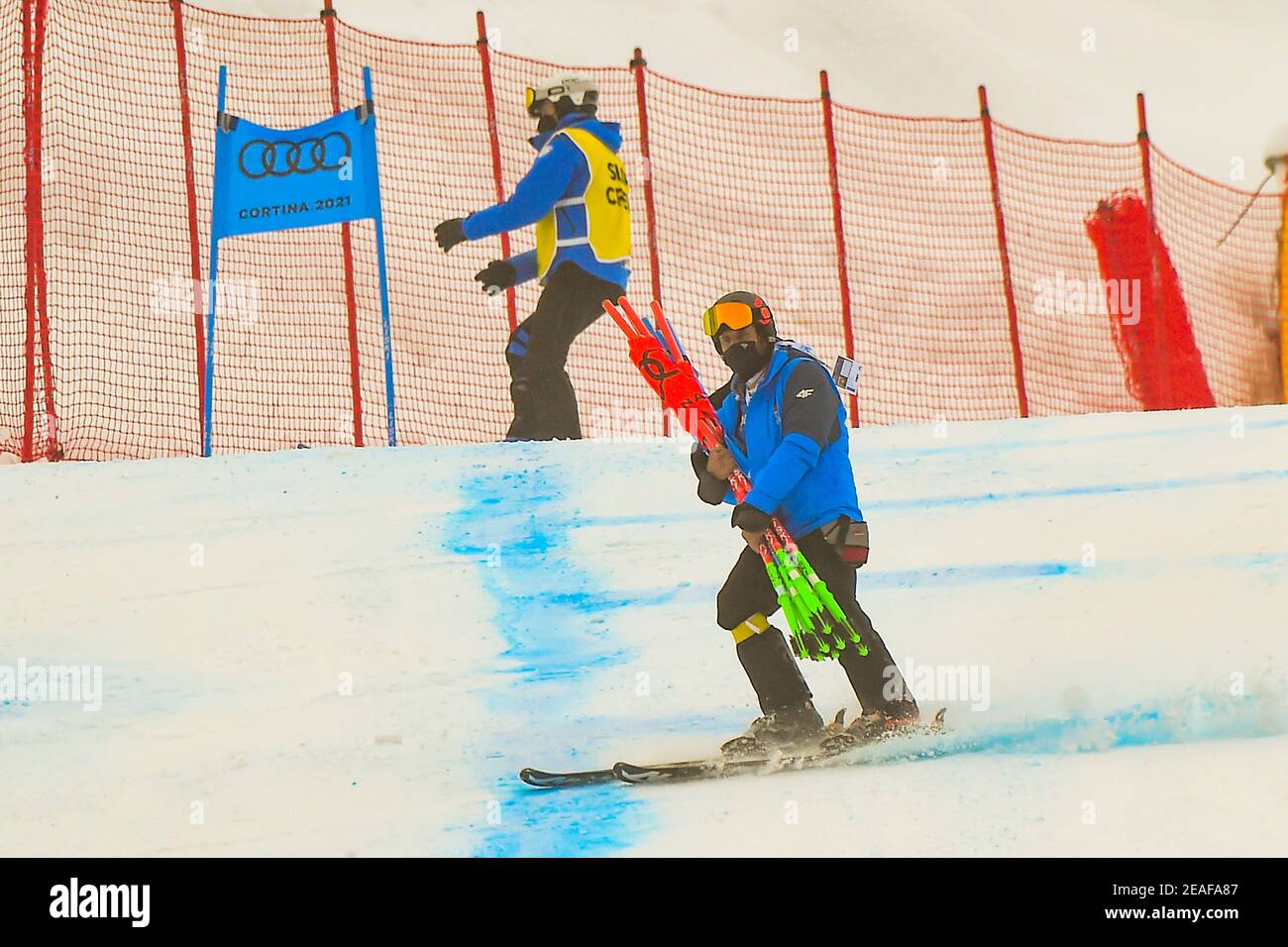 Cortina (BL, Italien. Februar 2021, 9th. Cortina (BL), Italien, Vertigine, 09. Februar 2021, die Techniker entfernen die Türfahnen von der Strecke, nachdem das Rennen während der FIS Alpine World SKI Championships 2021 abgesagt wurde - Super Giant - Männer - Alpine Ski Race Credit: Franco Debernardi/LPS/ZUMA Wire/Alamy Live News Stockfoto