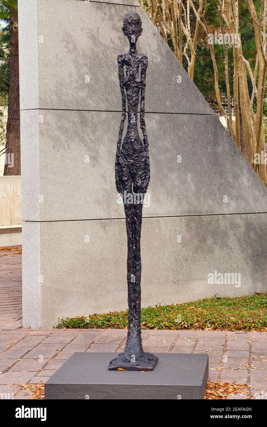 Große stehende Frau, Skulptur von Alberto Giacometti in Lillie und Hugh Roy Cullen Sculpture Garden im Fine Arts Museum in Houston, Texas, USA Stockfoto