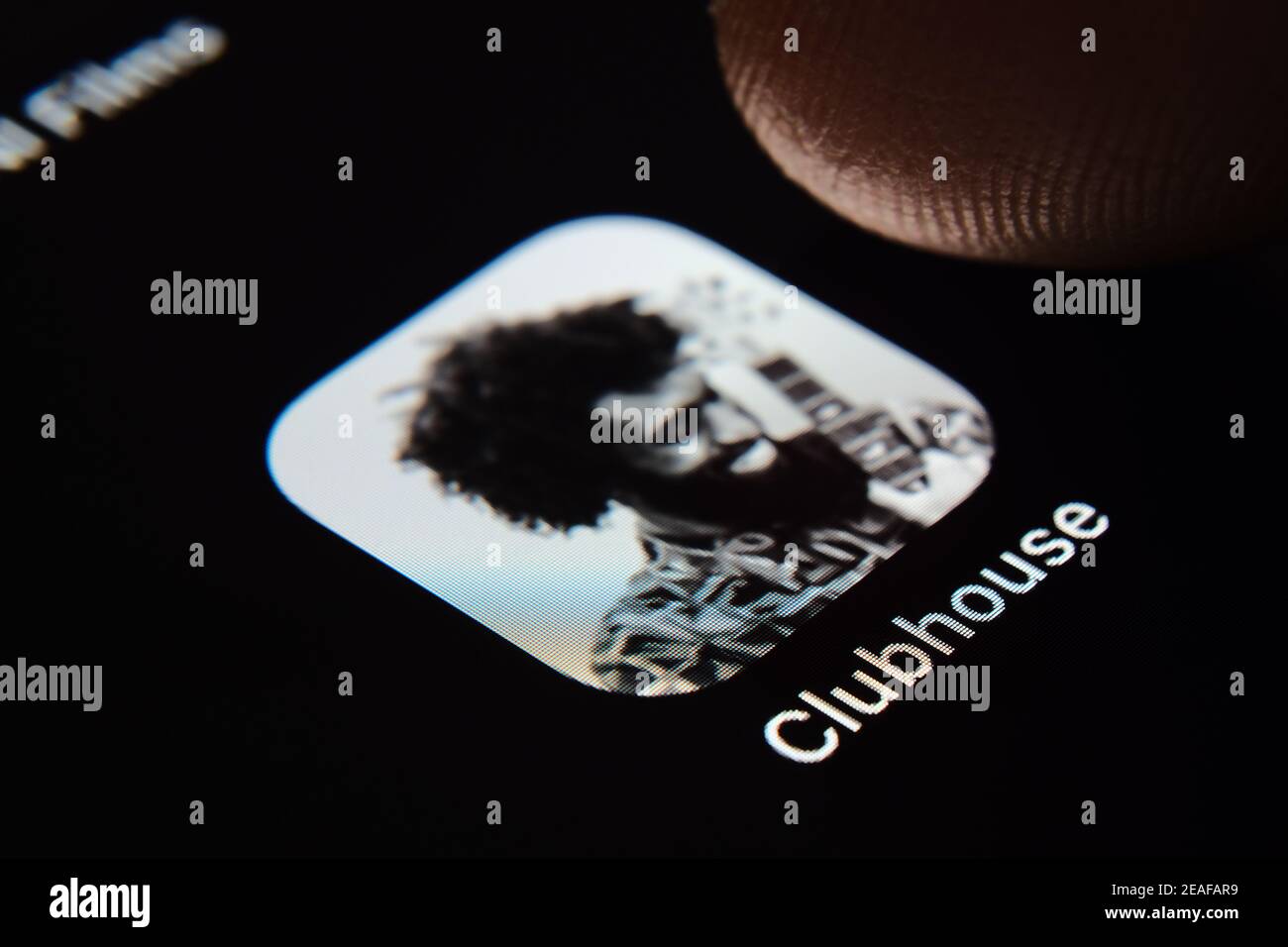 Clubhouse-App auf dem Smartphone-Bildschirm. Im Audio-Chat abwählen Stockfoto