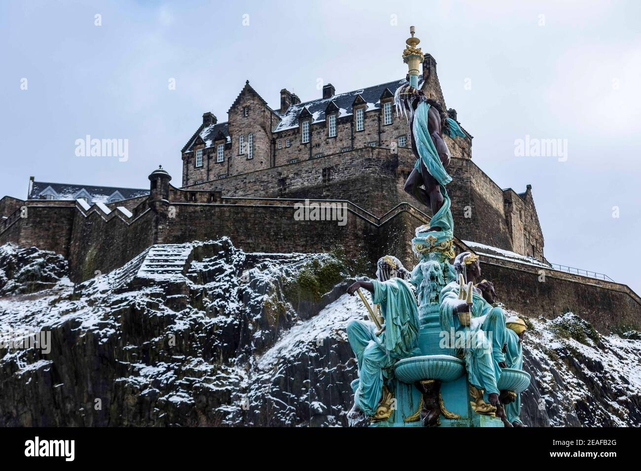 Edinburgh, Großbritannien. 09. Februar 2021 im Bild: Der Ross Fountain in Edinburghs Princes Street Gardens friert ein, während das winterliche Wetter Schottlands Hauptstadt trifft. Kredit: Rich Dyson/Alamy Live Nachrichten Stockfoto