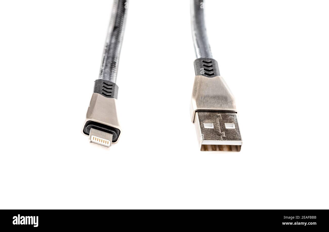 Nahaufnahme der USB-Anschlüsse für Daten- oder Ladekabel. Steckverbinder auf weißem Hintergrund isoliert. Speicherplatz kopieren. Stockfoto