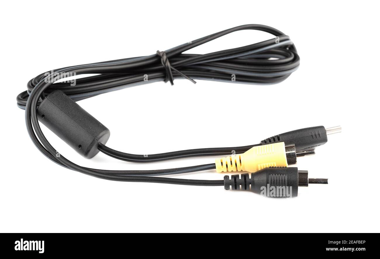 Schwarzes Datenkabel mit Ferritfilter und verschiedenen Steckverbindertypen. Schwarzes Kabel auf weißem Hintergrund. Speicherplatz kopieren. Stockfoto