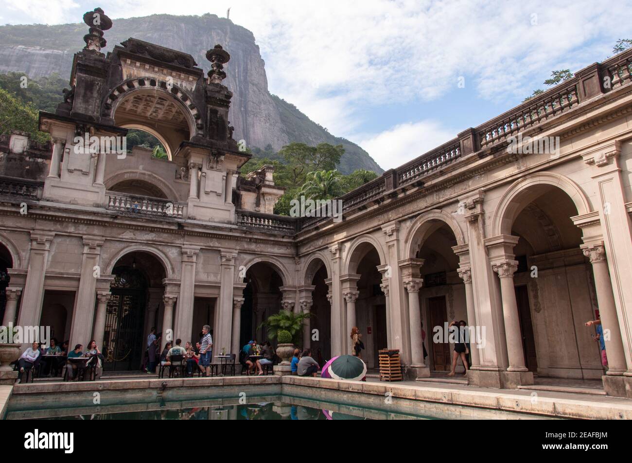 RIO DE JANEIRO, BRASILIEN - 21. JUNI 2015: Innenhof des Herrenhauses des Parque Lage. Visual Arts School und ein Café sind für die Öffentlichkeit zugänglich. Stockfoto