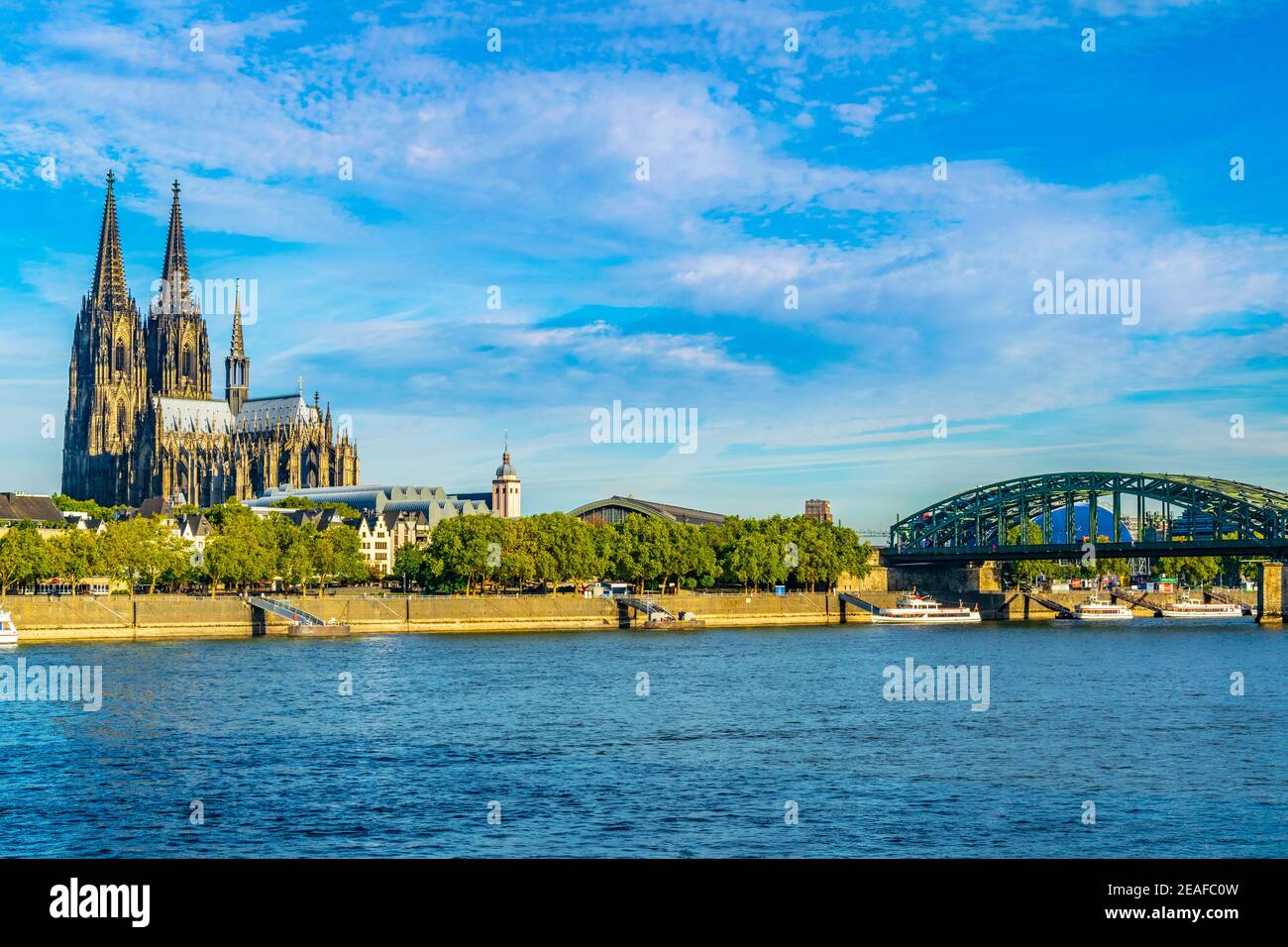 Kölner Dom und Hohenzollernbrücke über Rhein Stockfoto
