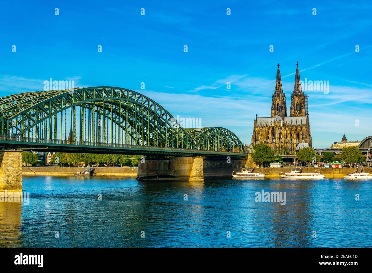 Kölner Dom und Hohenzollernbrücke über Rhein Stockfoto