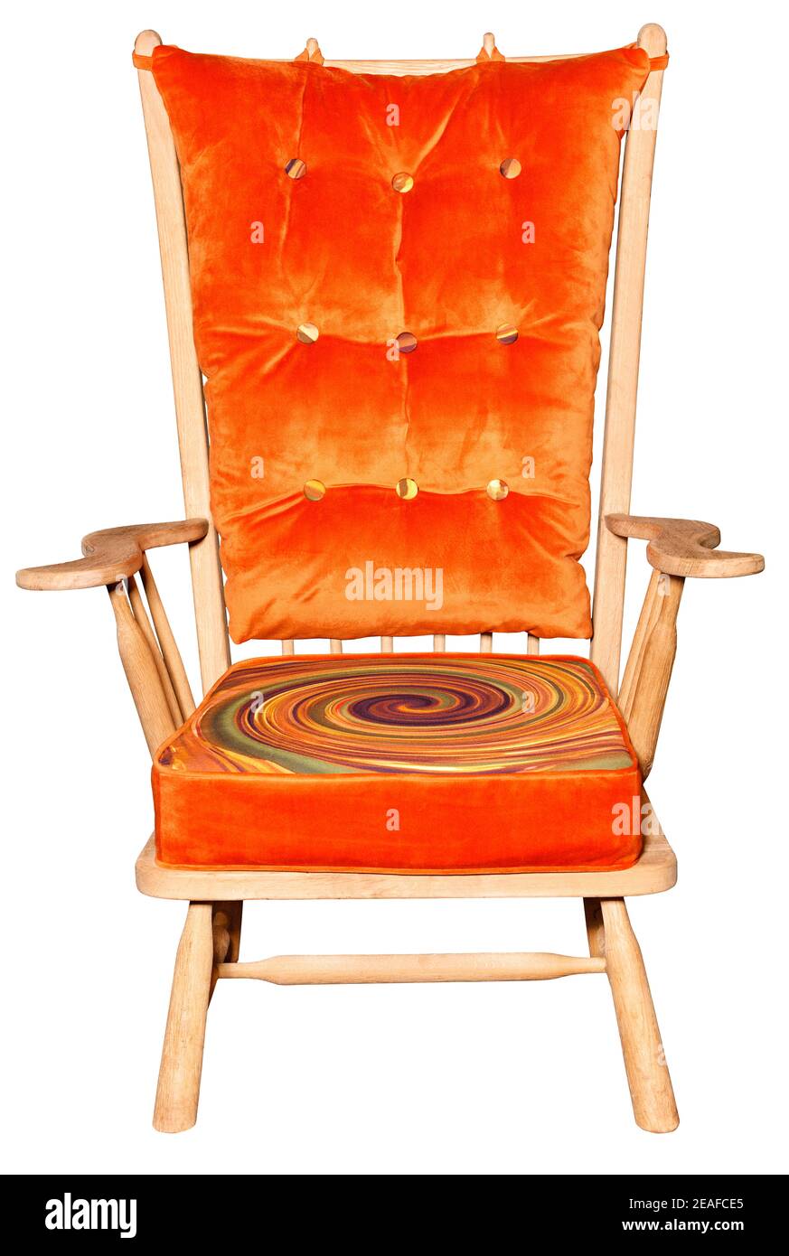 Schöner bequemer Holzsessel mit befestigten weichen Kissen auf der Rückseite und dem Sitz. Leuchtendes orangefarbenes Muster in Velours-Qualität. Stockfoto