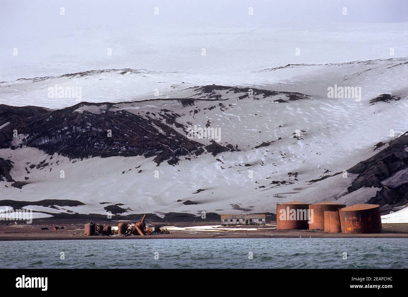 Silos und ein Haus einer ehemaligen Walfangfabrik Whalers Bay in Deception Island in der Antarktis Stockfoto