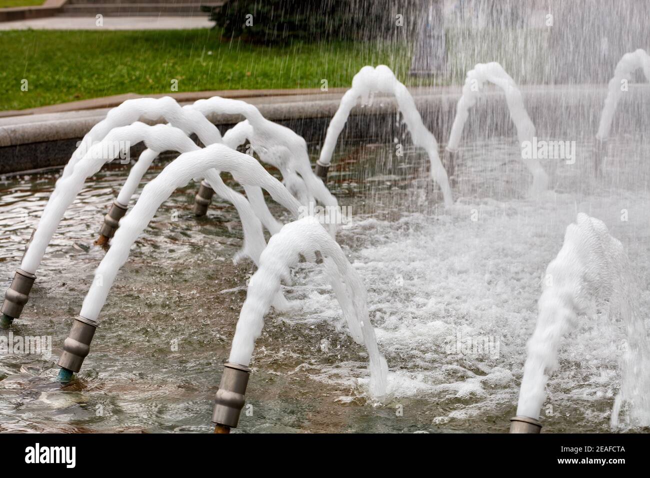 Die schäumenden Wasserdüsen des Stadtbrunnens erzeugen eine Extravaganz von Spritzern und einen schönen Rhythmus. Stockfoto