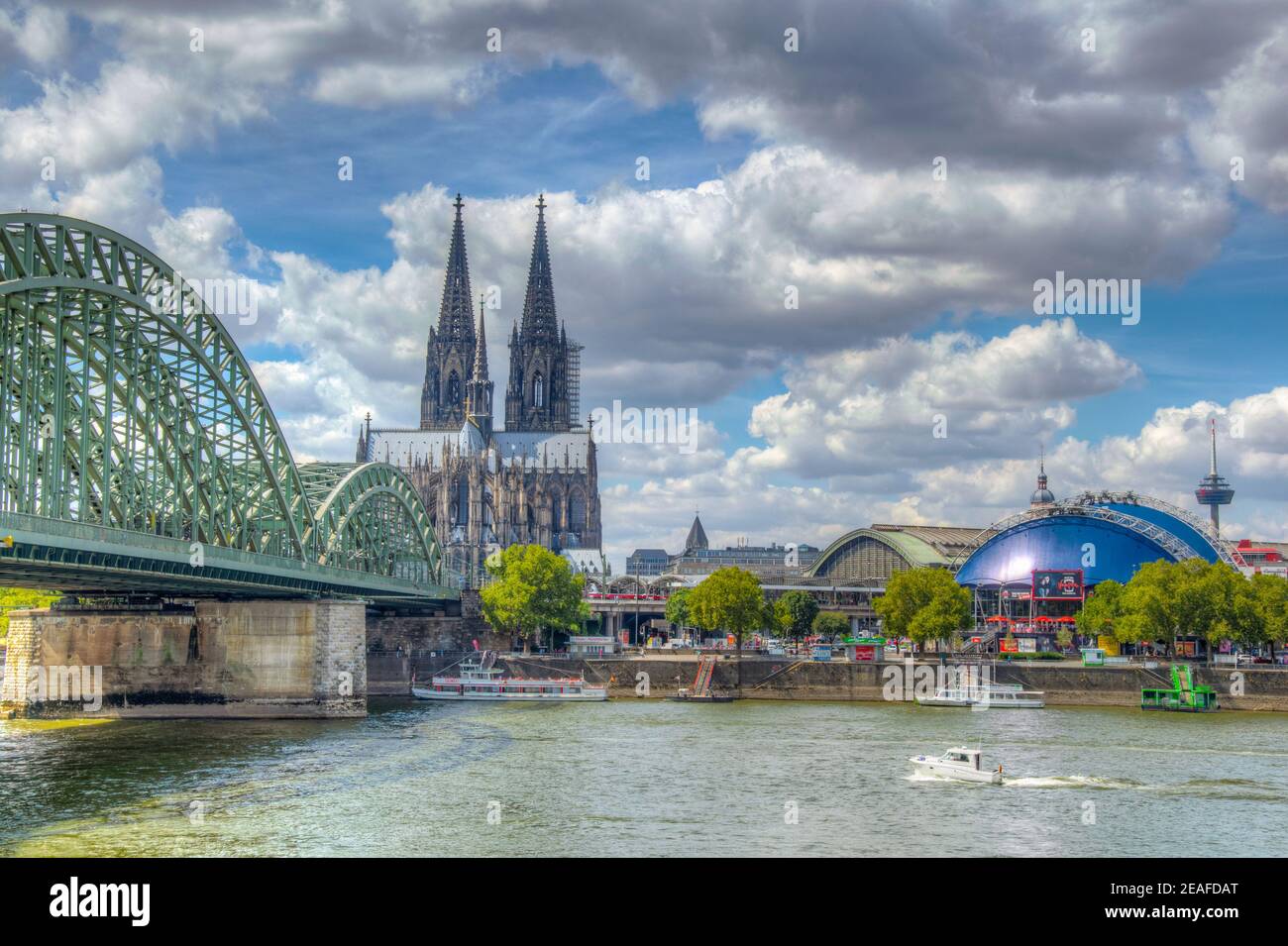 Kölner Dom und Hohenzollernbrücke über Rhein Stockfoto