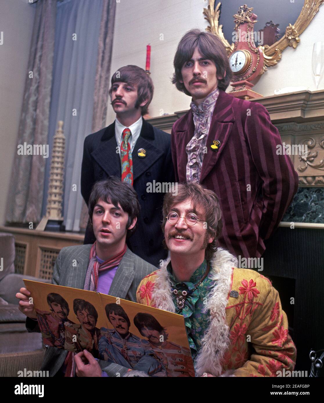 DIE BEATLES beim Start von Sgt. Pepper's Lonely Hearts Club Band Aufnahme in den Apple Büros in Saville Row im Mai 1967. Von links: Paul McCartney, Ringo Starr, John Lennon, George Harrison. Foto: Tony Gale Stockfoto