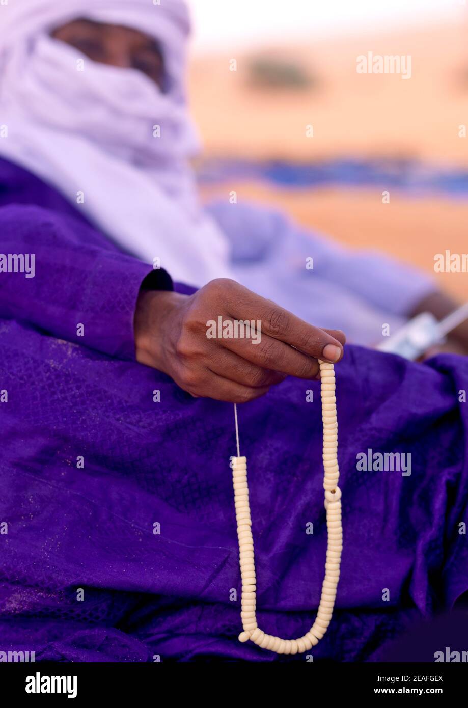 Tuareg Mann beten mit Perlen, Fezzan, Umm al-Maa, Libyen Stockfoto
