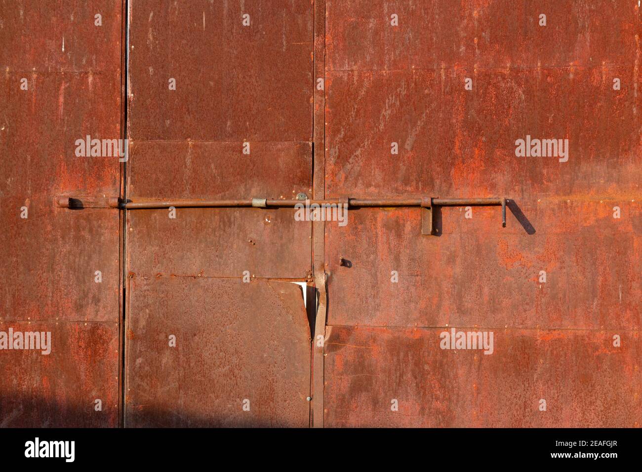 Alte Tür einer verlassenen Fabrik in Südspanien, mit einer schönen Patina Stockfoto