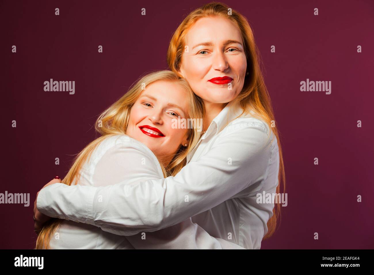 Junge Mutter und Erwachsene Tochter, Studio-Porträt Stockfoto