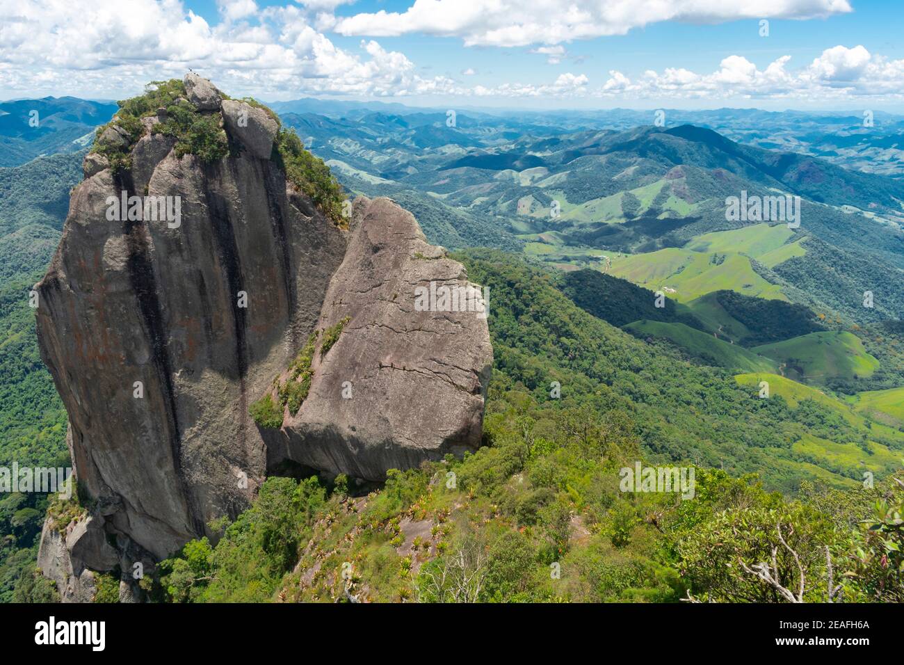 Pedra Selada Felsen mitten in der brasilianischen Natur Stockfoto