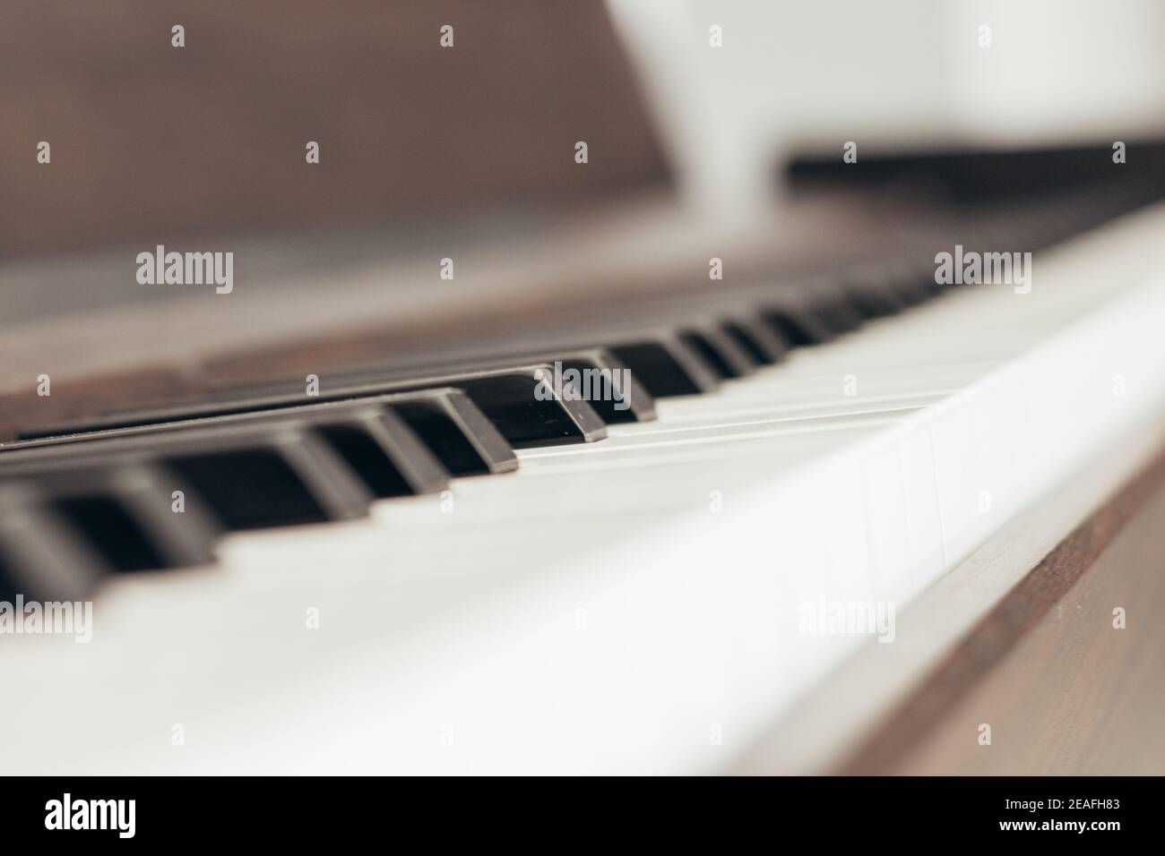 Selektive Fokuseinstellung von schwarzen und weißen Klaviertasten Stockfoto