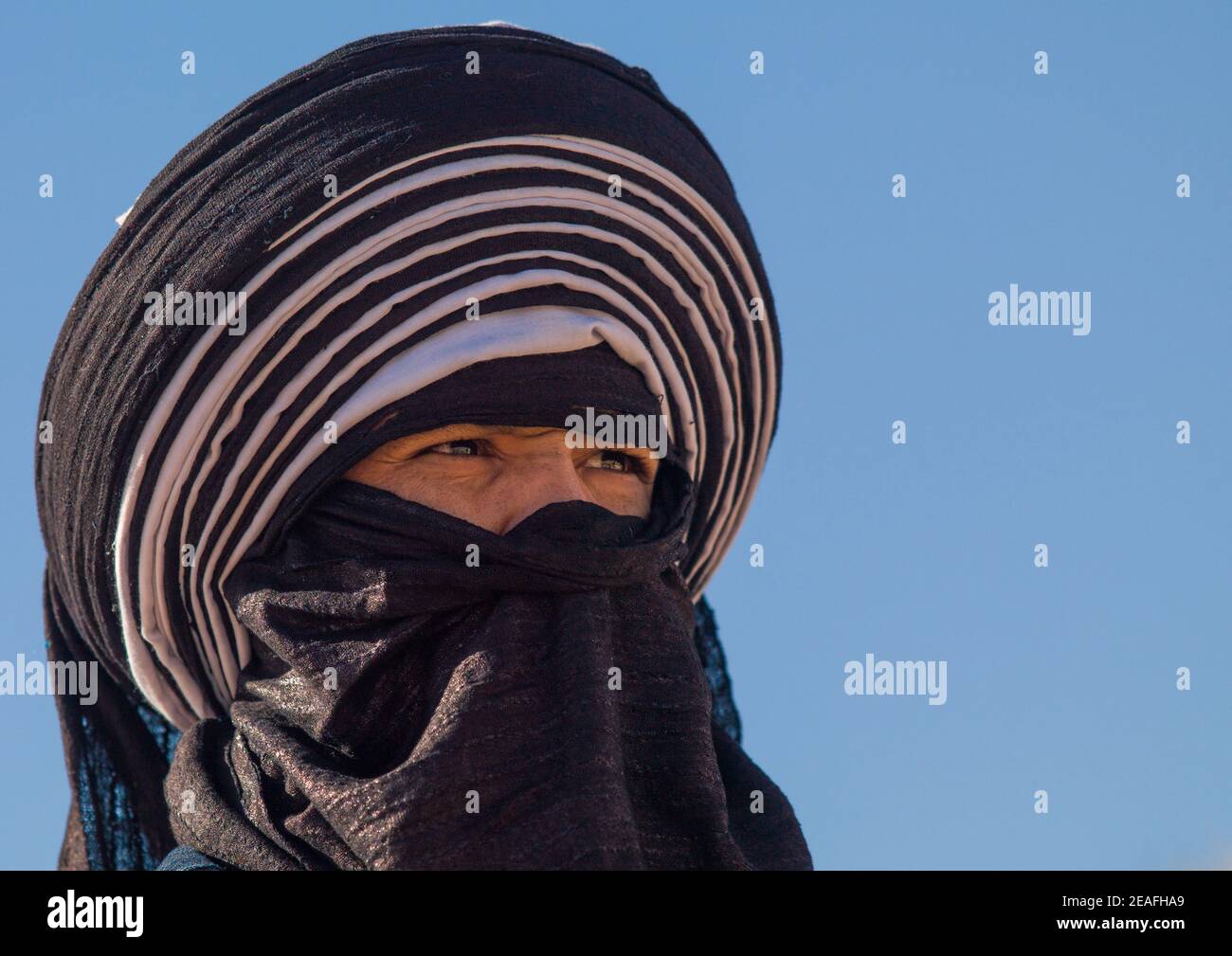 Porträt eines tuareg-Mannes in traditioneller Kleidung gegen den Himmel, Tripolitanien, Ghadames, Libyen Stockfoto