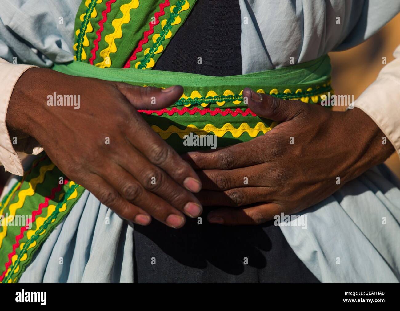 Tuareg Mann mit den Händen am Gürtel, Tripolitania, Ghadames, Libyen Stockfoto