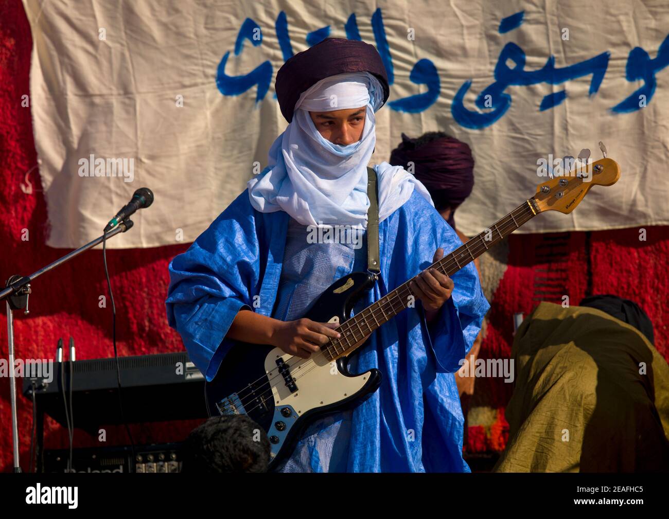 Tuareg Mann spielt Gitarre, Tripolitania, Ghadames, Libyen Stockfoto