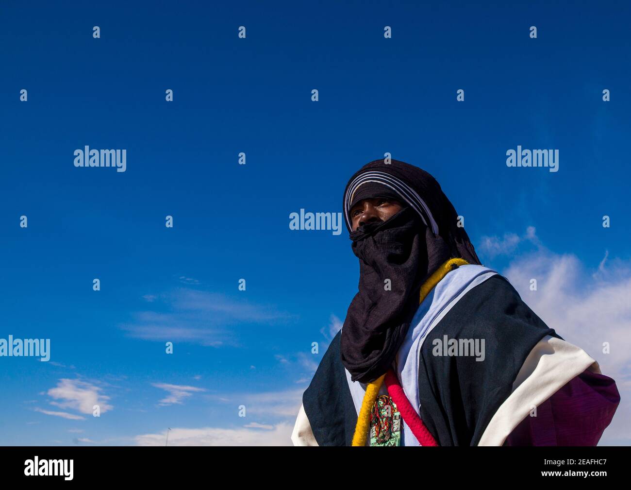 Porträt eines tuareg-Mannes in traditioneller Kleidung gegen den Himmel, Tripolitanien, Ghadames, Libyen Stockfoto