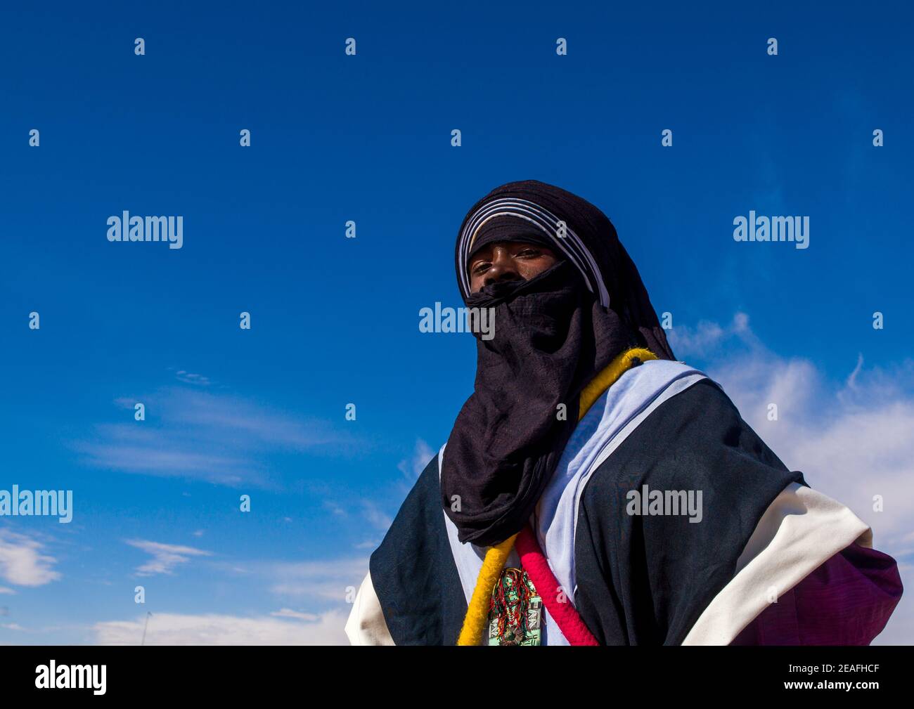 Porträt eines tuareg-Mannes in traditioneller Kleidung gegen den Himmel, Tripolitanien, Ghadames, Libyen Stockfoto