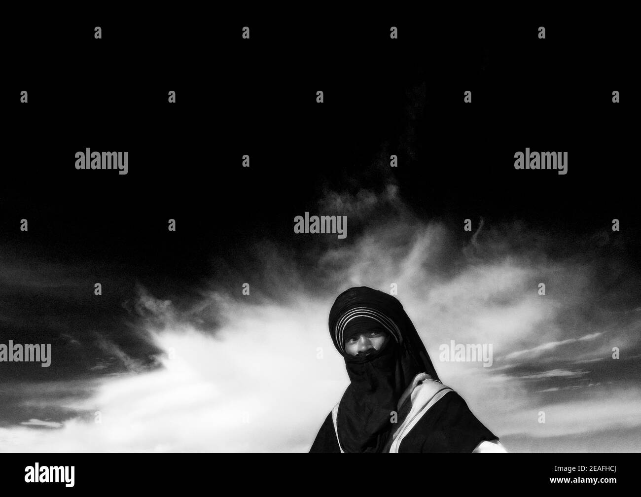 Porträt eines tuareg-Mannes gegen den Himmel, Tripolitanien, Ghadames, Libyen Stockfoto