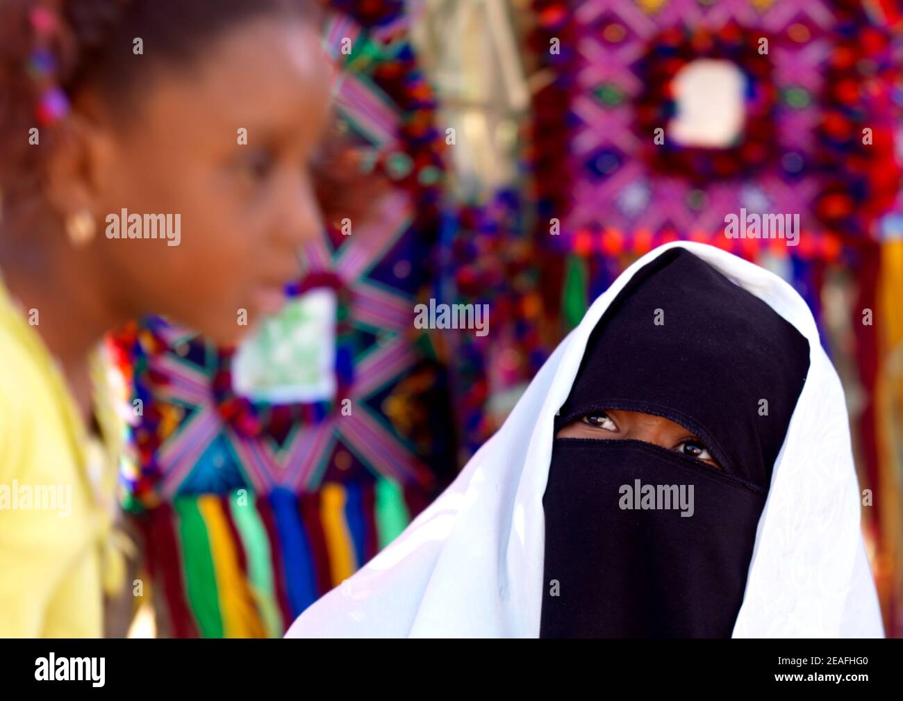 Frau in Burka mit ihrer Tochter, Tripolitania, Ghadames, Libyen Stockfoto