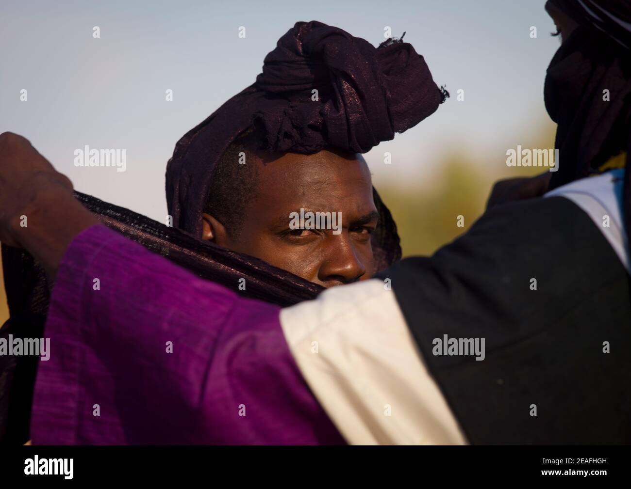 Tuareg Mann setzen Turban, Tripolitania, Ghadames, Libyen Stockfoto