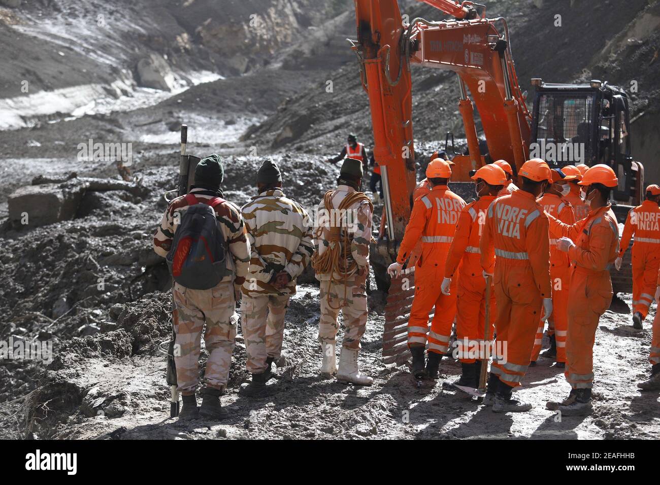 Dehradun. Februar 2021, 9th. Rettungskräfte werden in der Nähe des Wasserkraftprojekts Dhauliganga gesehen, nachdem am 9. Februar 2021 ein Gletscherausbruch im Bezirk Chamoli in Indiens nördlichem Hügelland Uttarakhand stattfand. Die Zahl der bisher aus den betroffenen Gebieten geborgenen Leichen ist auf 32 gestiegen, von denen noch nur sieben identifiziert werden konnten, bestätigte ein hochrangiger staatlicher Polizeibeamter. Quelle: Str/Xinhua/Alamy Live News Stockfoto