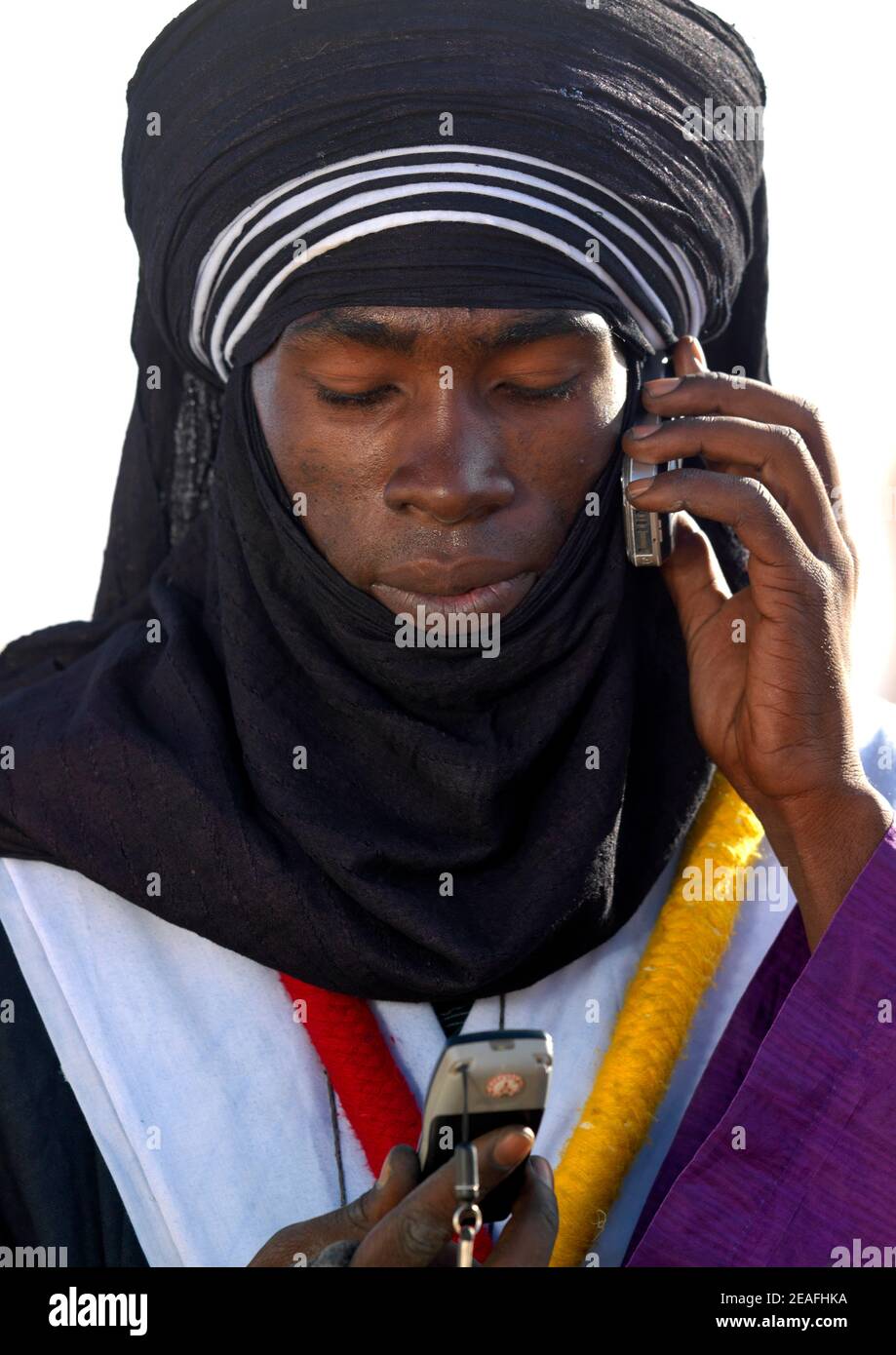 Tuareg Mann mit zwei Handys mobles, Tripolitania, Ghadames, Libyen Stockfoto