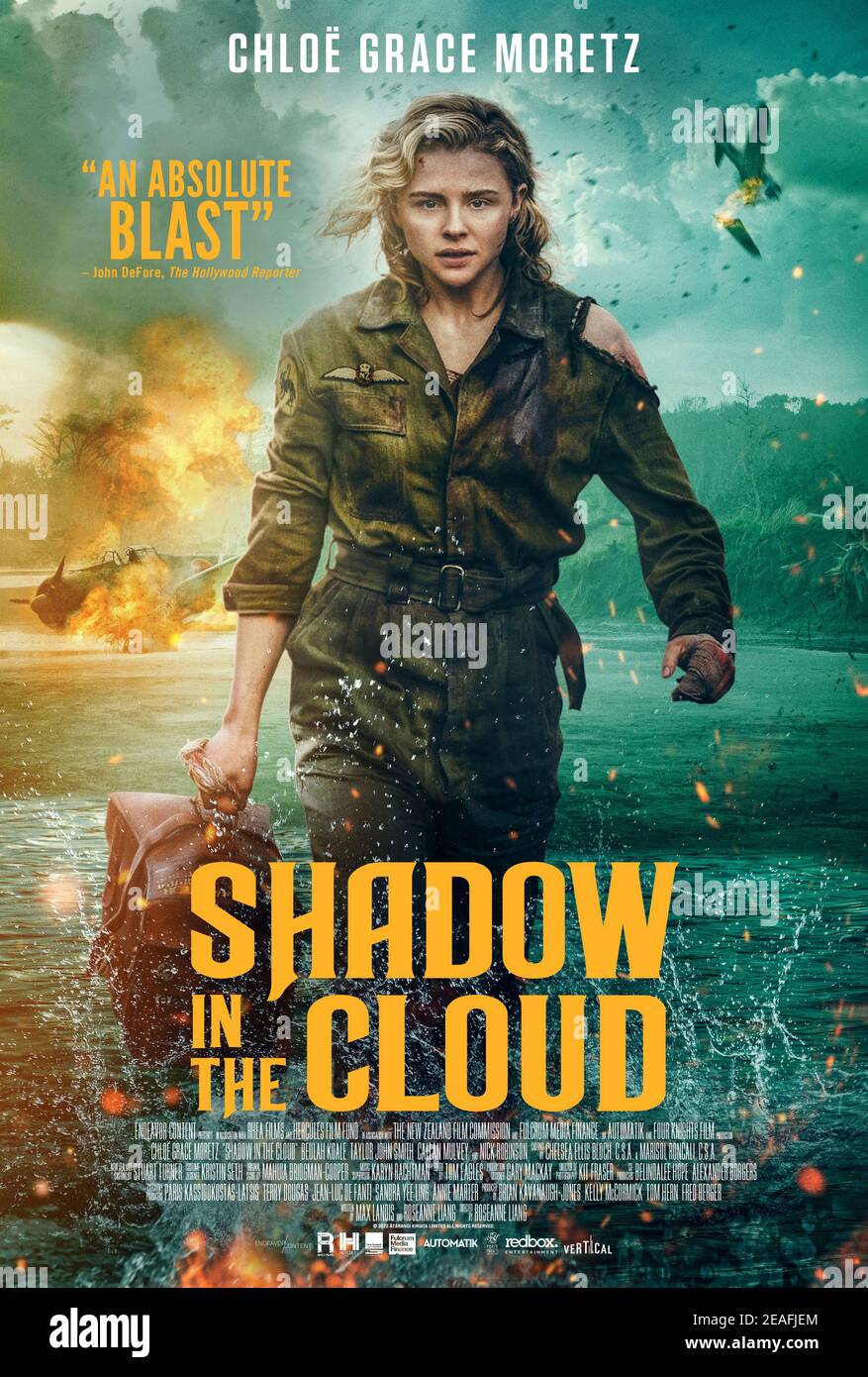 Shadow in the Cloud (2020) unter der Regie von Roseanne Liang mit Chloë Grace Moretz, Nick Robinson und Beulah Koale. Eine Pilotin aus dem Zweiten Weltkrieg, die mit streng geheimen Dokumenten auf einer B-17 Flying Fortress reist, trifft auf eine böse Präsenz an Bord des Fluges. Stockfoto