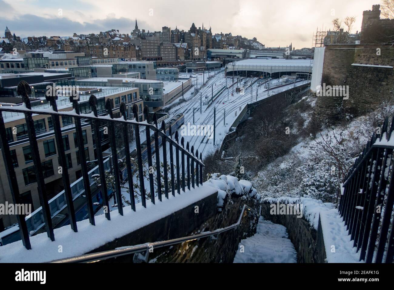 Blick auf einen Zug, der den Bahnhof Waverley in Edinburgh verlässt Nach einem Schneesturm Stockfoto