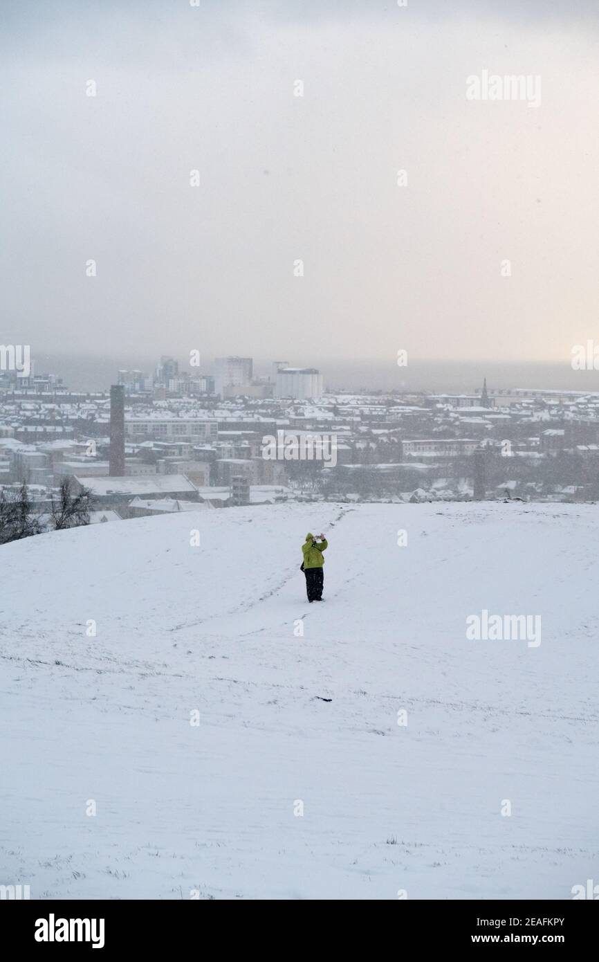 Ein Blick auf die Leith Gegend von Edinburgh von einem Verschneite Calton Hill Stockfoto