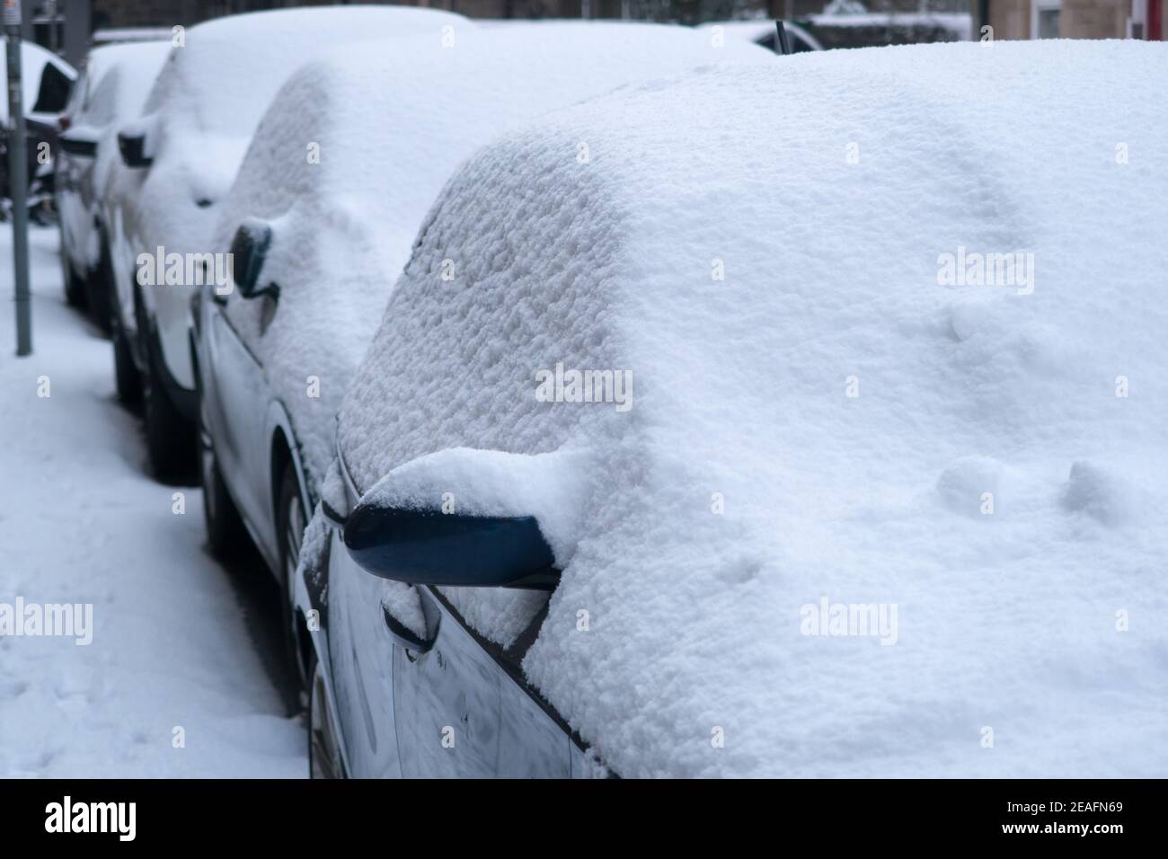 Eine Reihe von schneebedeckten Autos Stockfoto