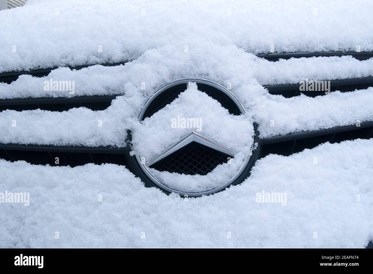 Das Mercedes-Benz Logo im Schnee Stockfoto