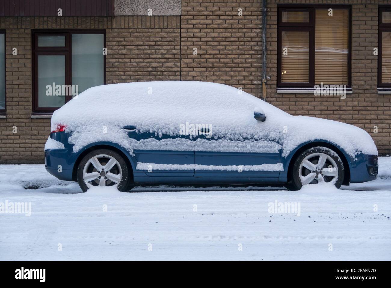 Ein Auto mit Schnee bedeckt Stockfoto