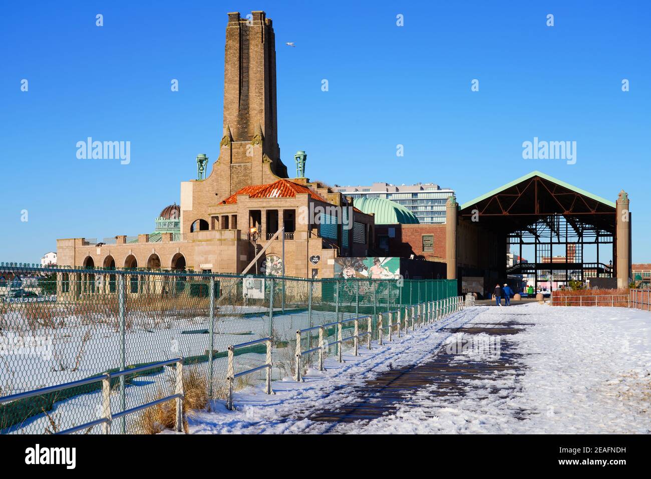 ASBURY PARK, NJ -4 FEB 2021- Winteransicht des Wahrzeichen Asbury Park Strandpromenade an der New Jersey Shore, USA, nach einem Schneesturm. Stockfoto