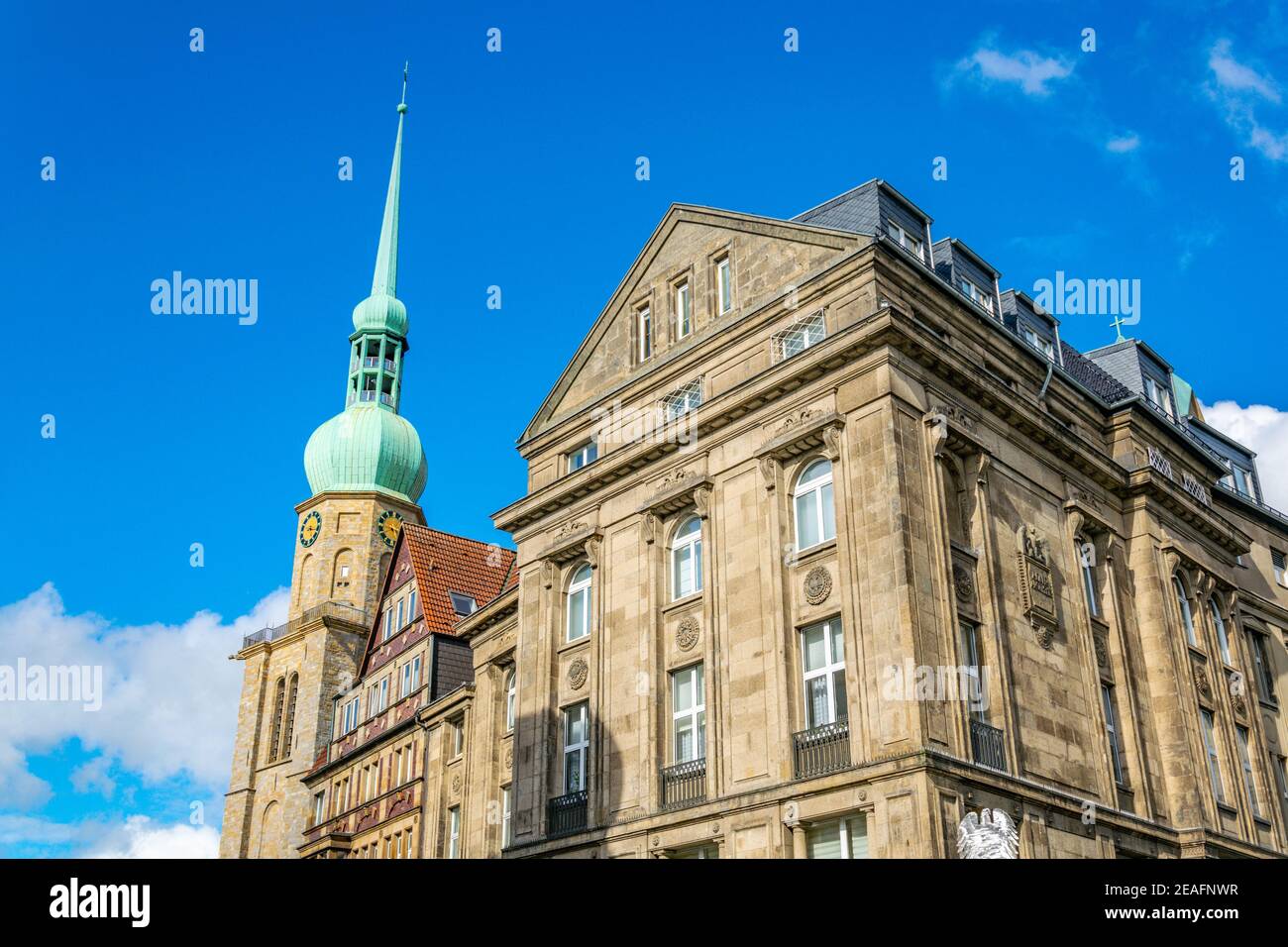 Reinoldi Kirche und Fassaden von alten Häusern auf dem Marktplatz in Dortmund, Deutschland Stockfoto