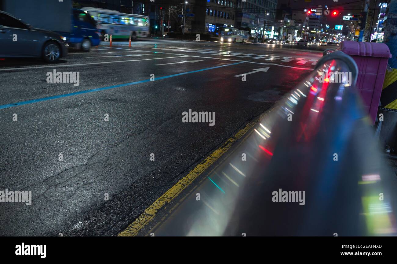 Nachtstadtfoto mit Wegmarkierungspfeilen und glänzenden Metallgeländern. Abstrakt städtischen Transport Hintergrund Stockfoto
