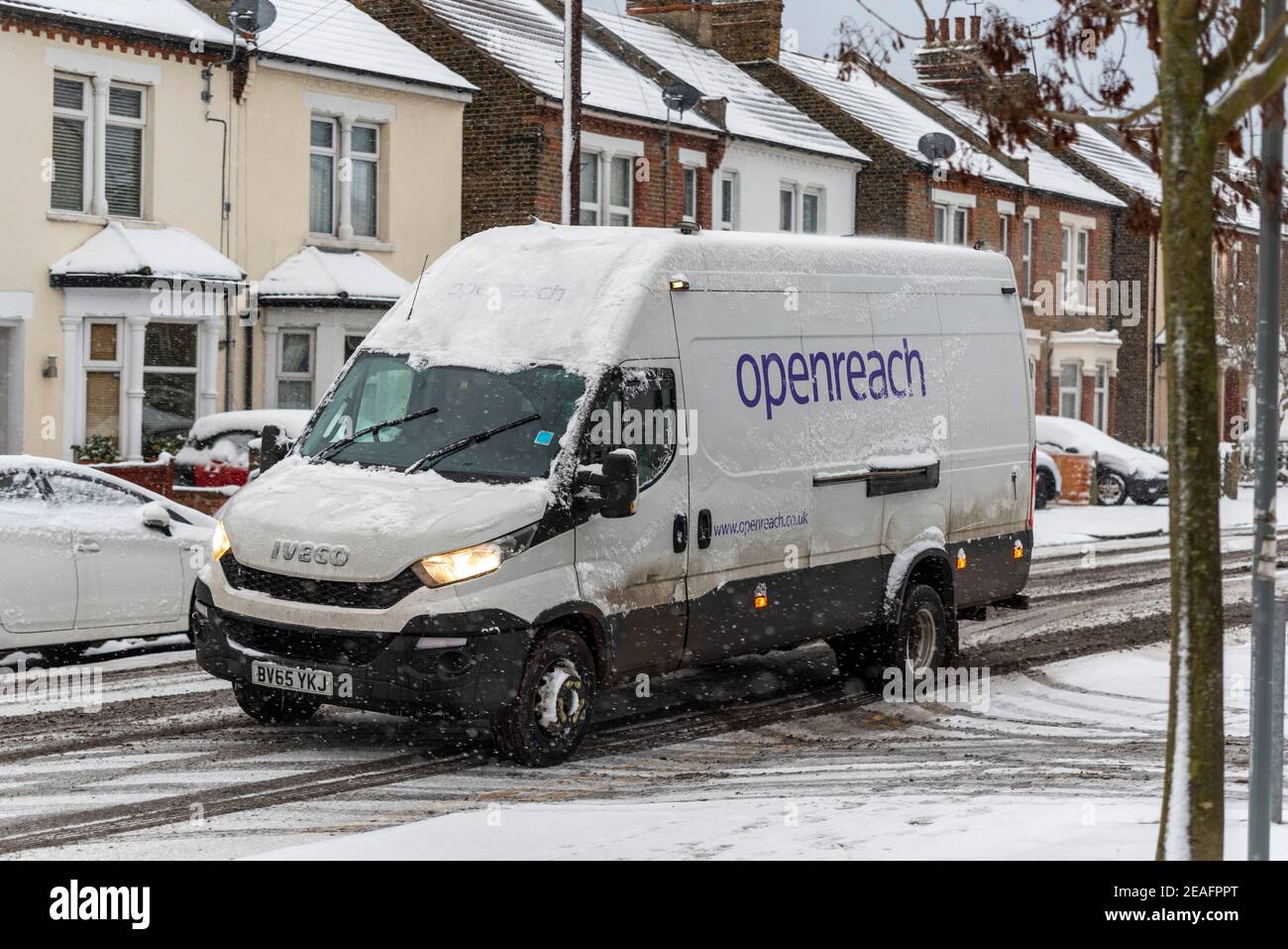 OpenReach van fährt in Southend on Sea, Essex, Großbritannien, mit Schnee von Storm Darcy auf der Straße. Tückische Zustände. Iveco Van. Kommunikationsdienstprogramm Stockfoto