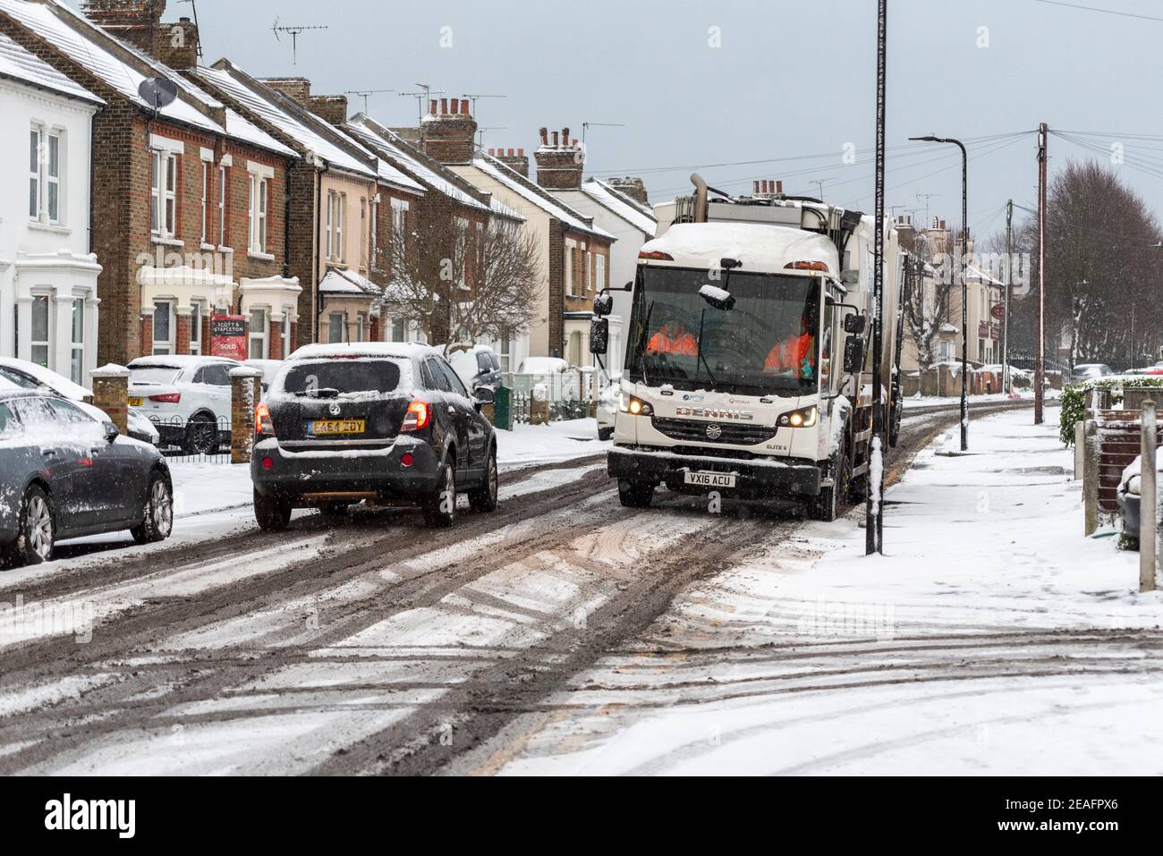 Veolia Müllabfuhr LKW in Southend on Sea, Essex, UK, mit Schnee von Storm Darcy. Southend Borough Council arbeitet unter eisigen Bedingungen. Straße Stockfoto
