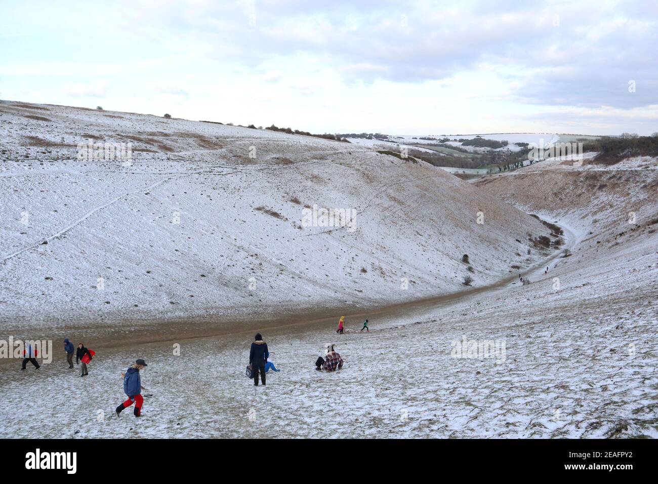 Die Menschen genießen den Schnee am Devil's Dike, da Sturm Darcy große Teile des Landes betrifft, auf dem South Downs Way, Saddlescombe, Großbritannien, 9. Februar 2021. REUTERS/Adam Oliver Stockfoto