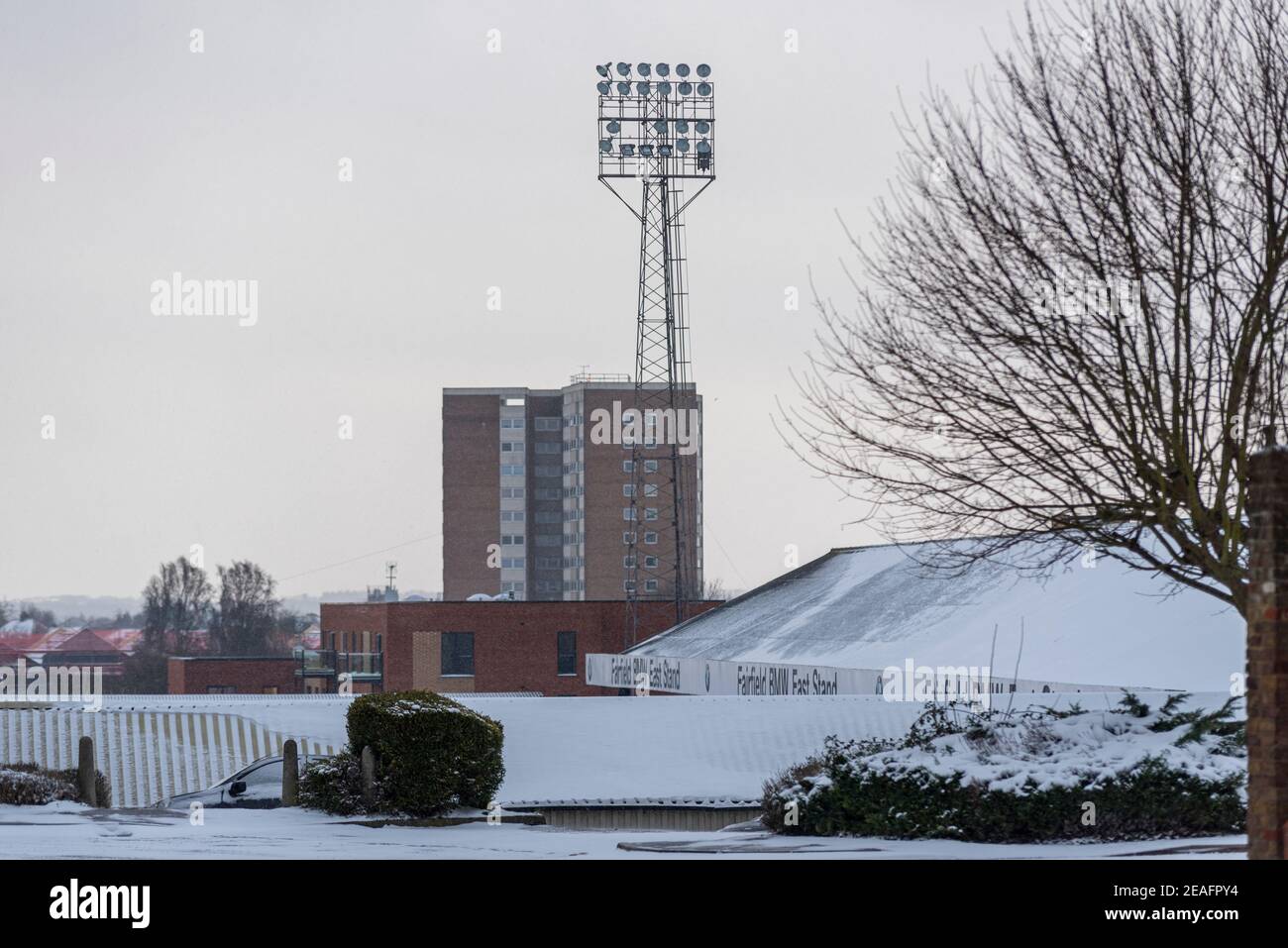 Roots Hall Fußballplatz von Southend United, in Southend on Sea, Essex, Großbritannien, mit Schnee von Storm Darcy. Schnee auf dem Dach der Stadionständer Stockfoto