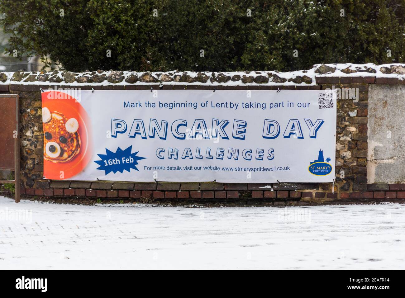 Pancake Day Schild in Southend on Sea, Essex, UK, mit Schnee von Storm Darcy. Markieren Sie den Beginn der Fastenzeit, indem Sie an den Pancake Day Challenges teilnehmen Stockfoto