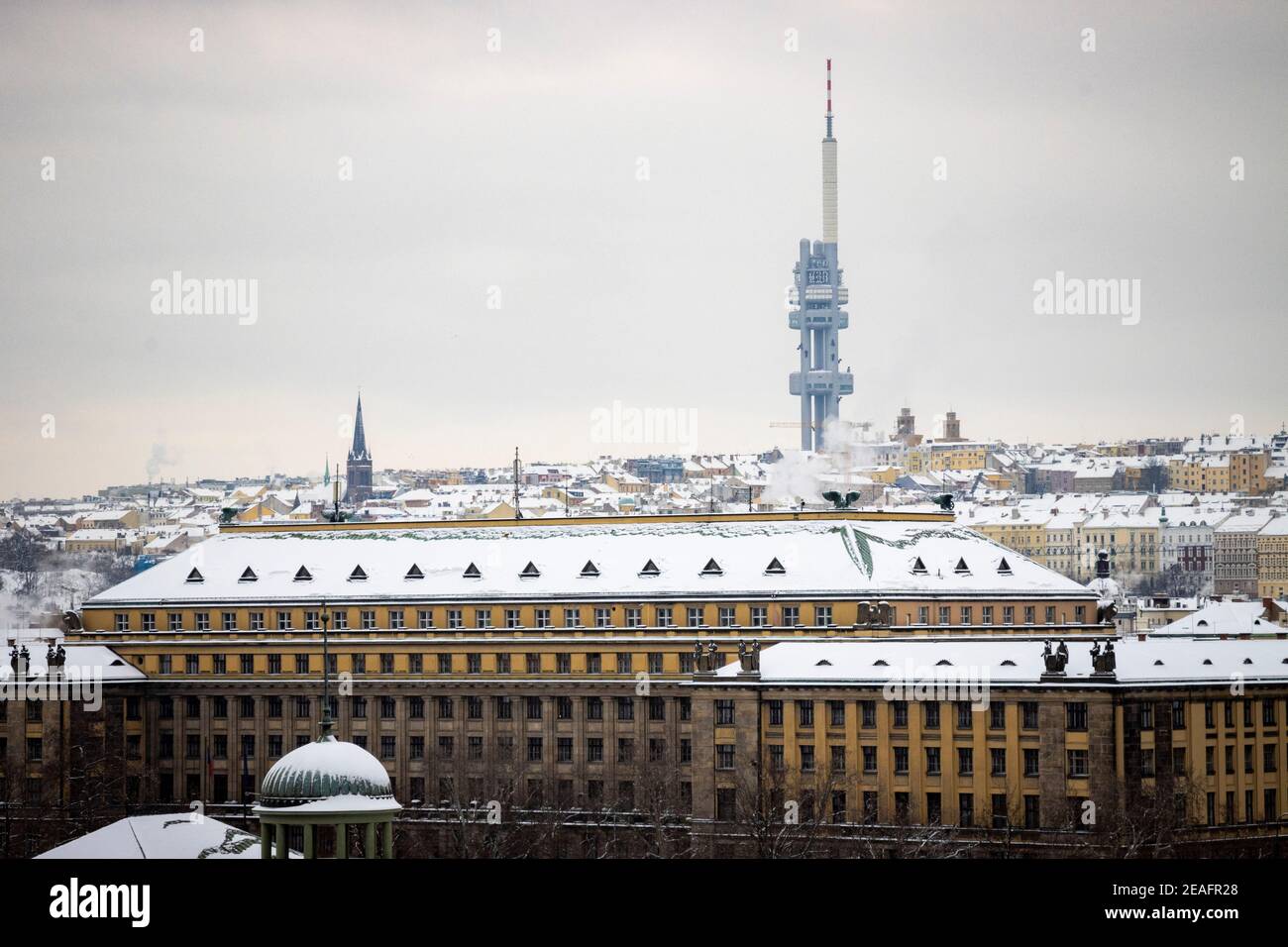 Prag Panorama im Schnee - Gebäude des Verkehrsministeriums und Prager Fernsehturm, in Prag, Tschechische Republik, 08. Februar 2021. (CTK-Foto Stockfoto