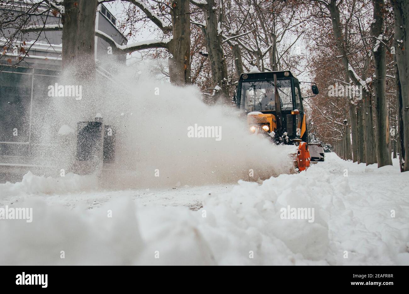 Der Hausangestellte reinigt den Schnee, in Prag, Tschechische Republik, 8. Februar 2021. (CTK Photo/Martin Macak Gregor) Stockfoto