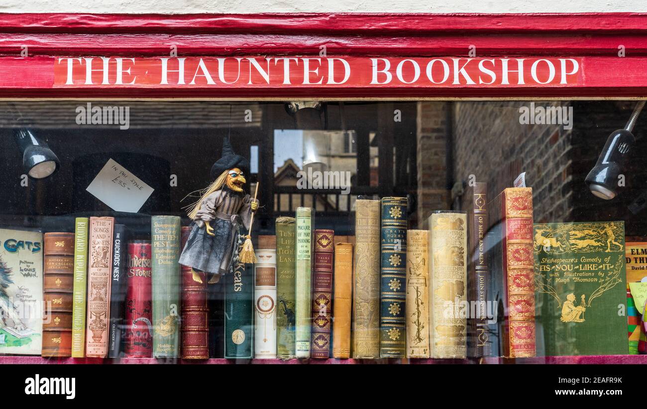 Haunted Bookshop Cambridge: Schaufenster im bekannten Haunted Bookshop Buchladen in der St Edwards Passage im Zentrum von Cambridge. Stockfoto