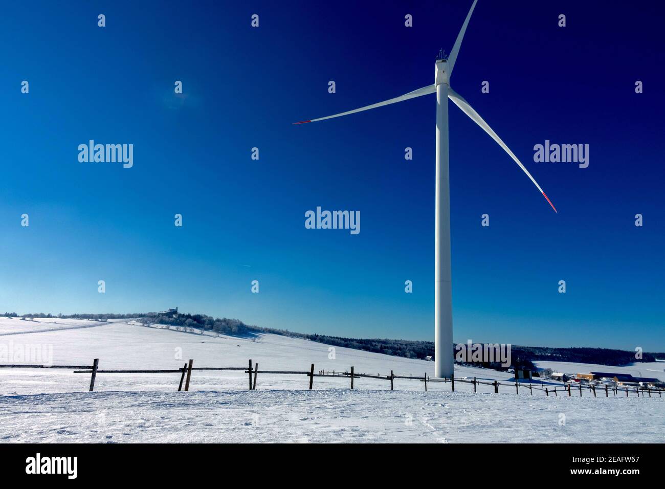 Windturbine Schneeberge, blauer Himmel Stockfoto