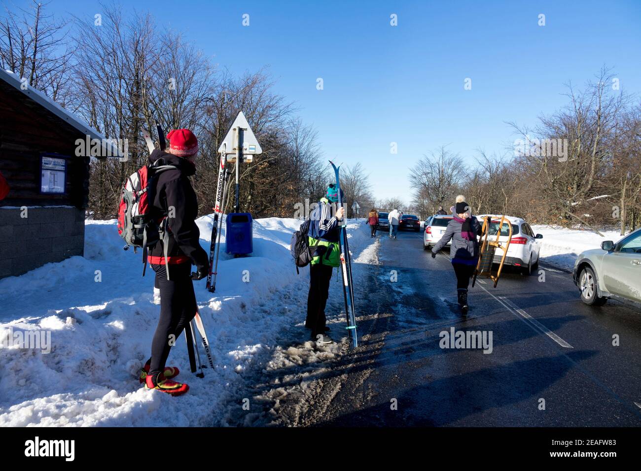 Leute in einem Bergresort auf verstopften Straßenautos warten Für die Ankunft des Busses Stockfoto