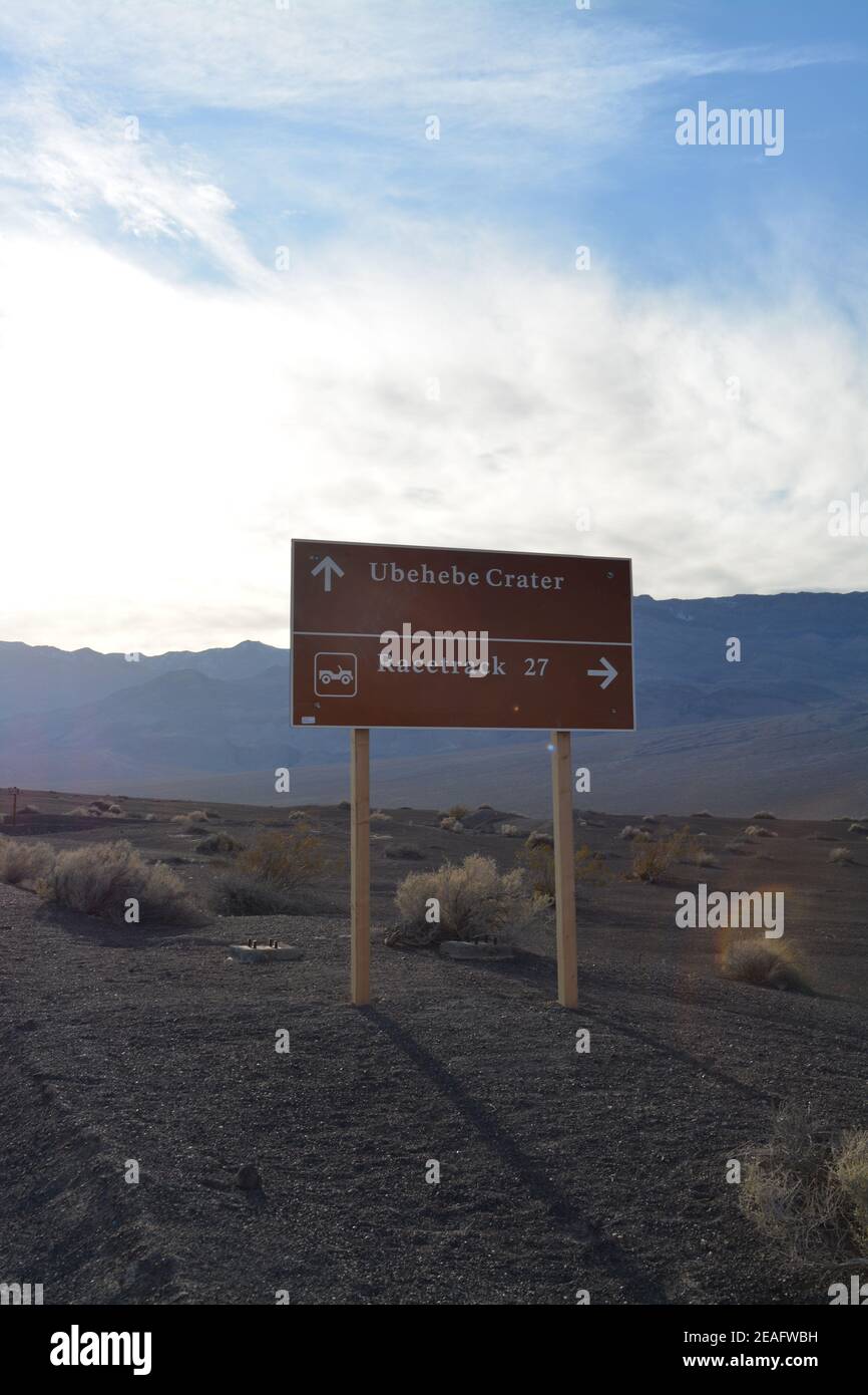 Straßenschild im Death Valley National Park nach Ubhebes Krater und Rennstrecke Playa Stockfoto