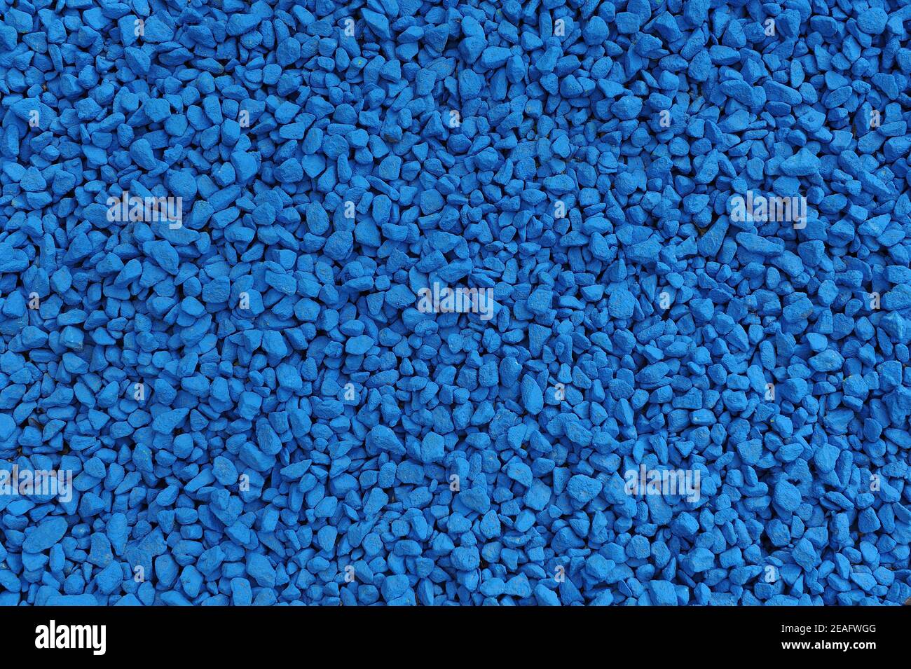 Dekorativer blau lackierter Kies für Gartendekoration und Landschaftsgestaltung Stockfoto